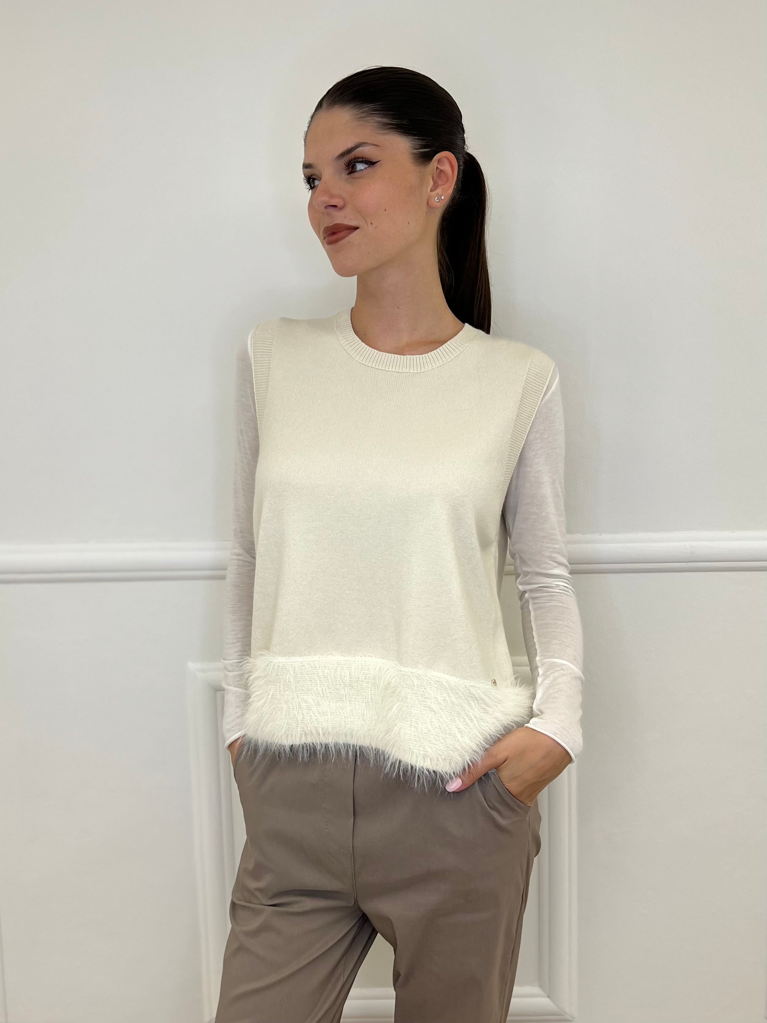Maglia Smanicata Fondo Fluffy J28116 - Bazar Abbigliamento
