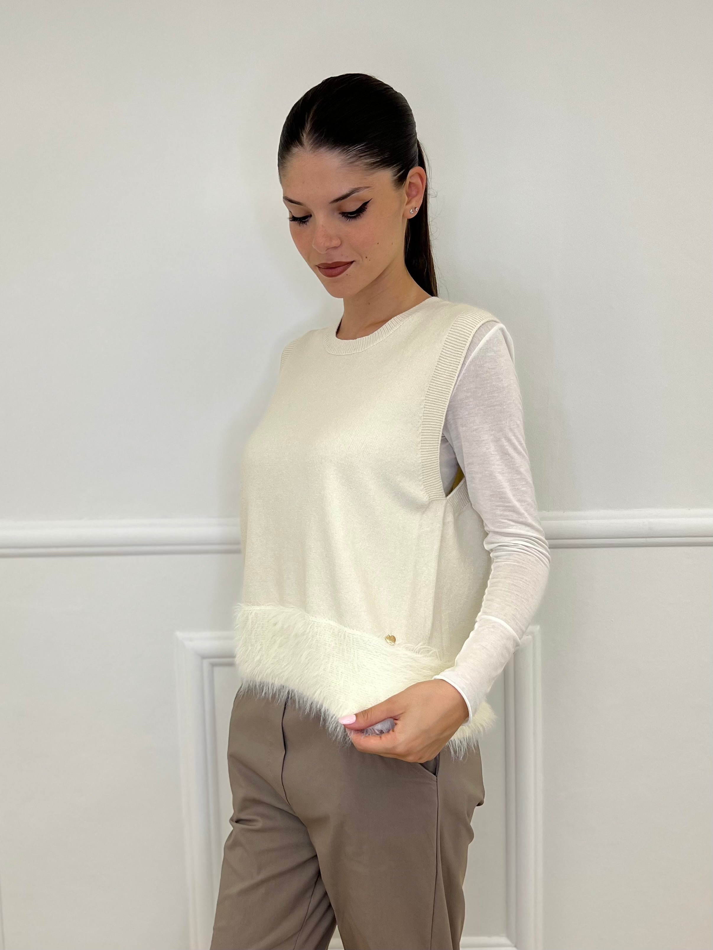 Maglia Smanicata Fondo Fluffy J28116 - Bazar Abbigliamento