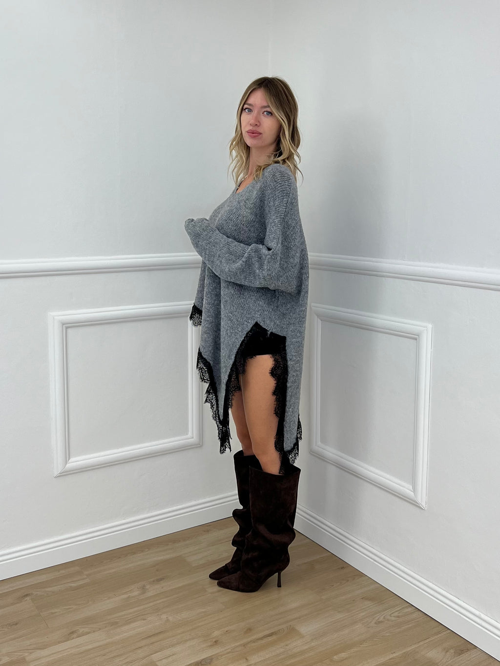 Maglia Lana Asimmetrica con Pizzo 25743 Grigio