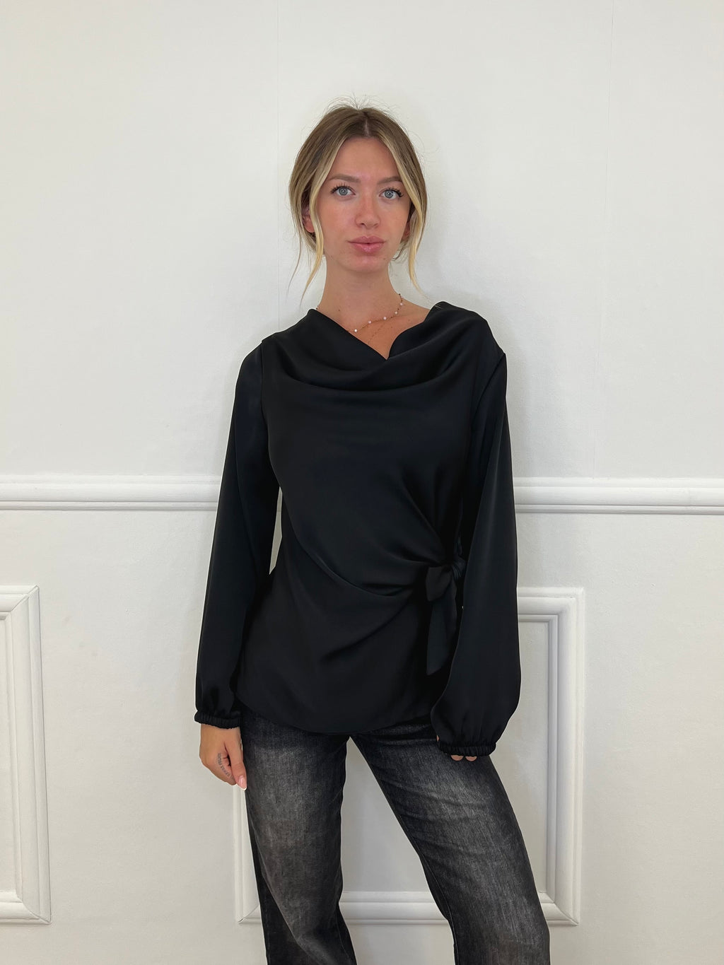 Blusa Satinata con Nodo e Drappeggio 20072 Nero