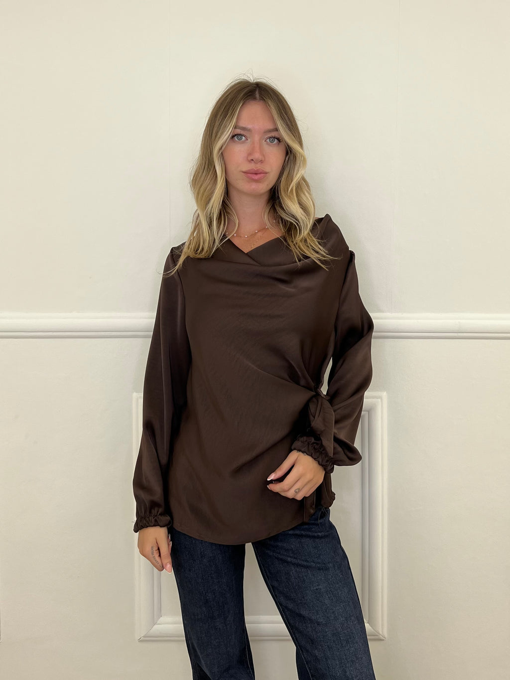 Blusa Satinata con Nodo e Drappeggio 20072 Marrone