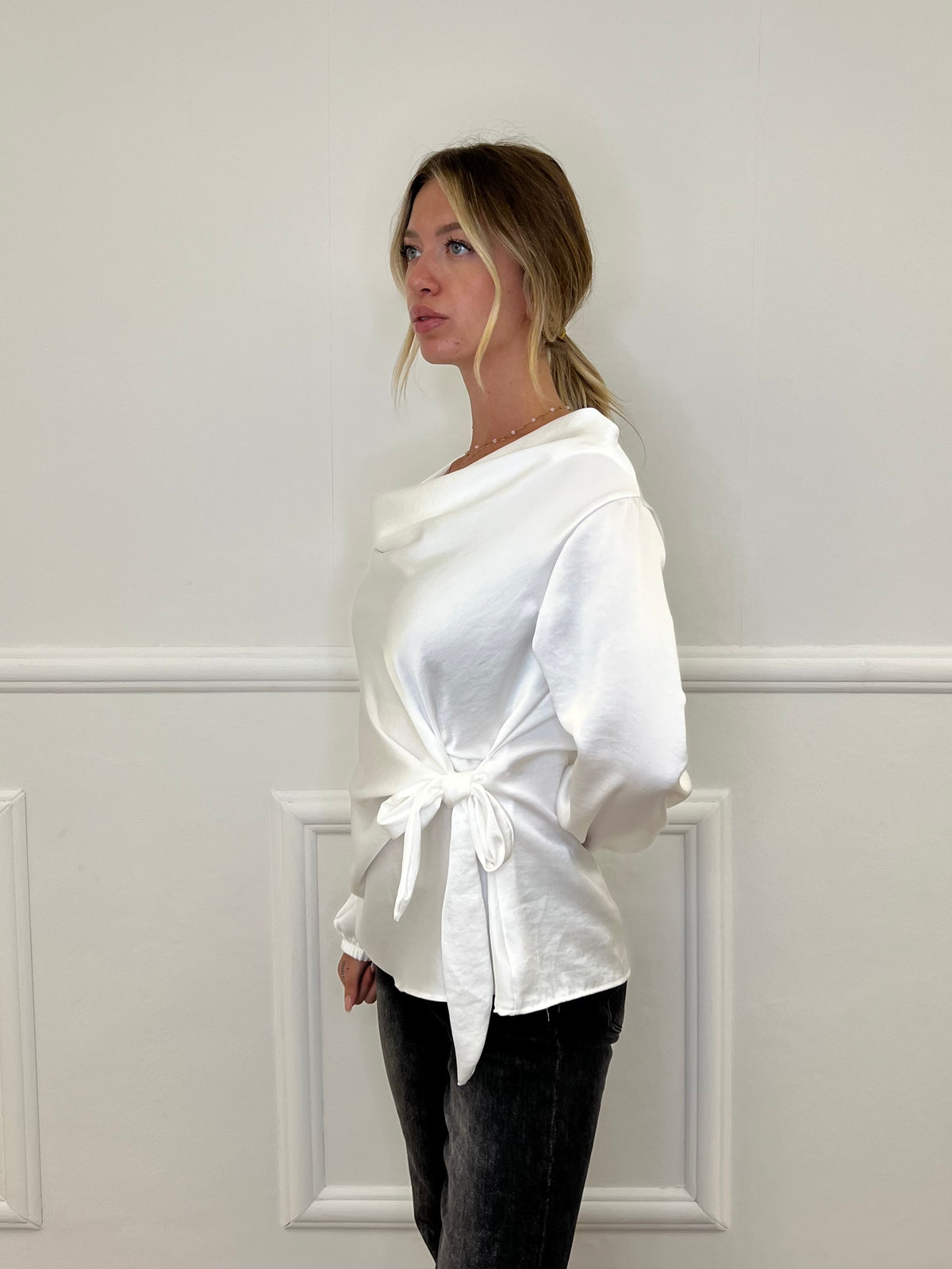 Blusa Satinata con Nodo e Drappeggio 20072 Bianco