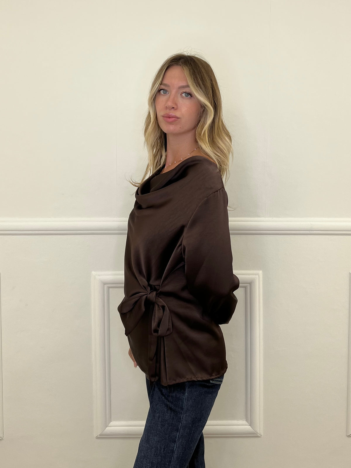 Blusa Satinata con Nodo e Drappeggio 20072 Marrone
