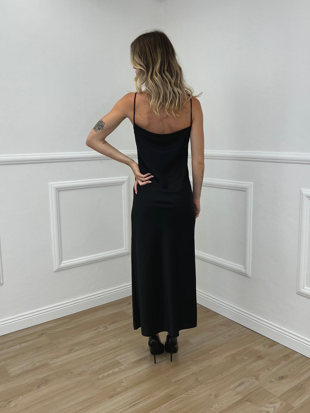 Vestito Satinato Con Scollo Morbido 1502 Nero