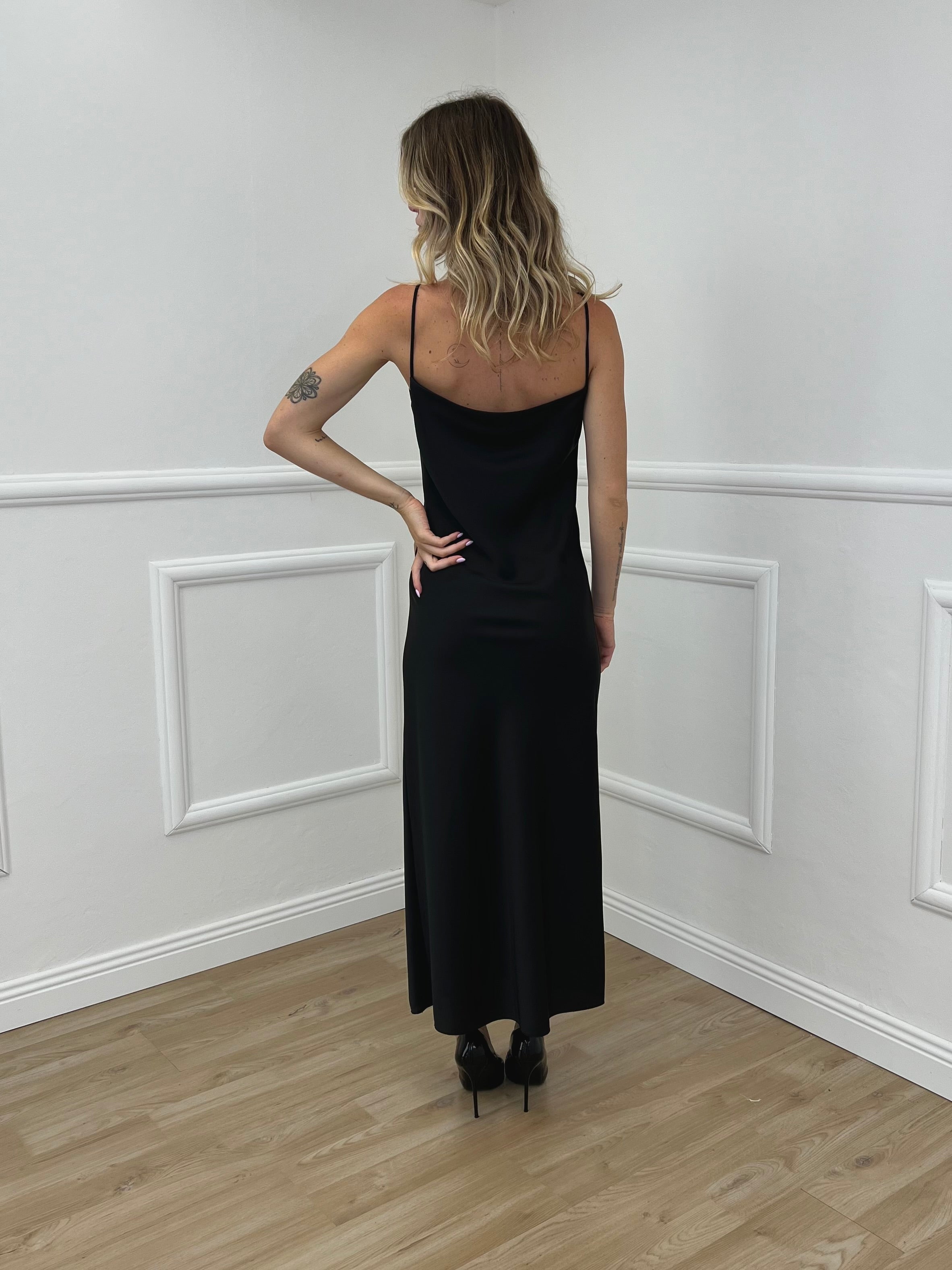 Vestito Satinato Con Scollo Morbido 1502 Nero