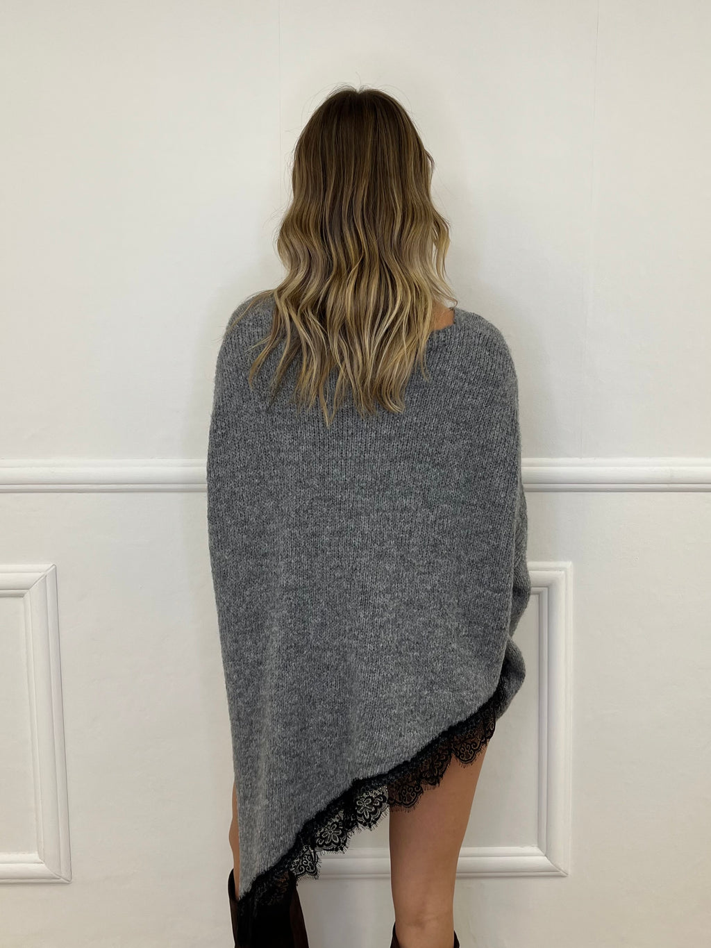 Maglia Lana Asimmetrica con Pizzo 25743 Grigio