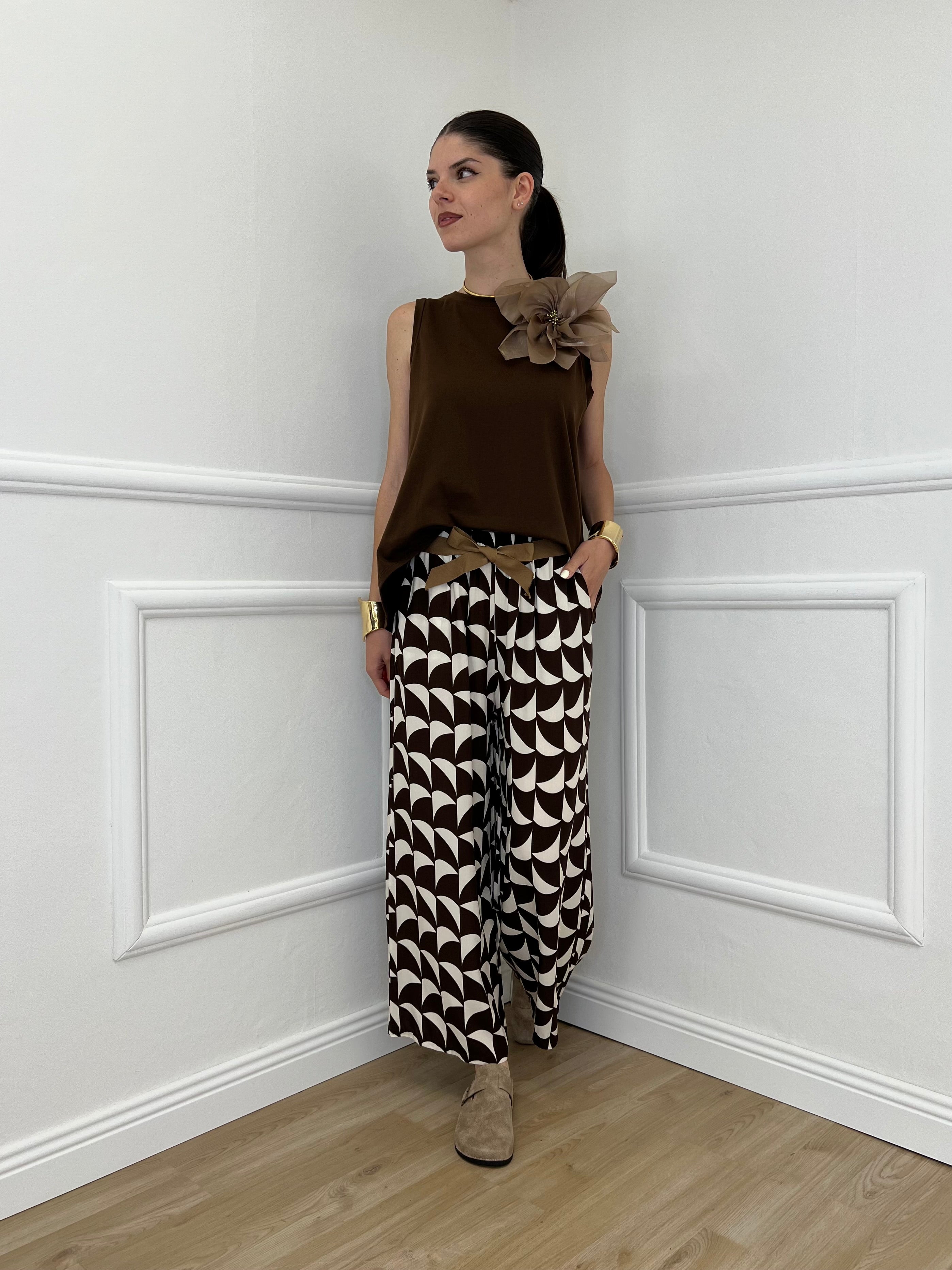Maglia Smanicata Spilla Fiore 9688 Marrone
