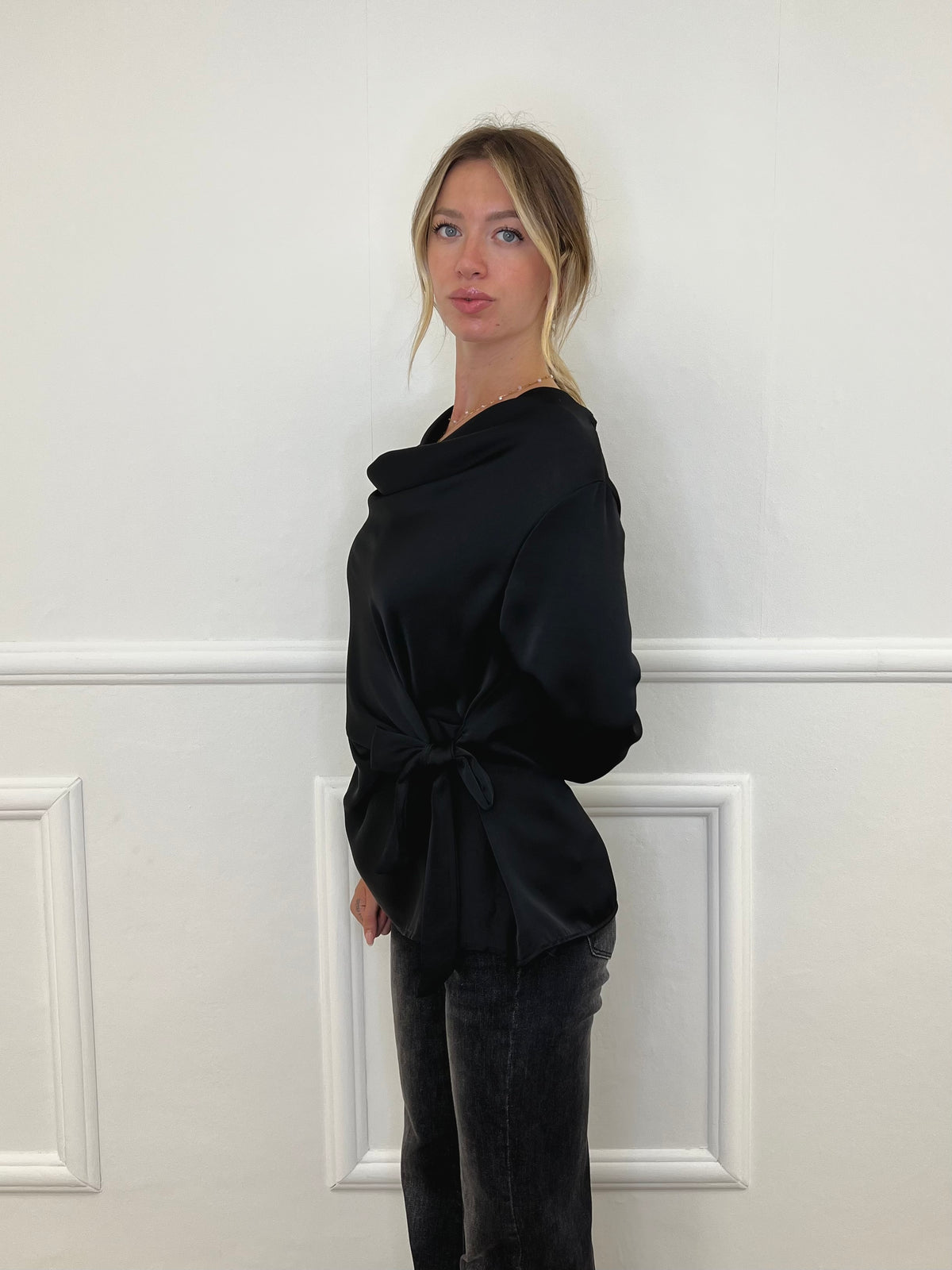 Blusa Satinata con Nodo e Drappeggio 20072 Nero