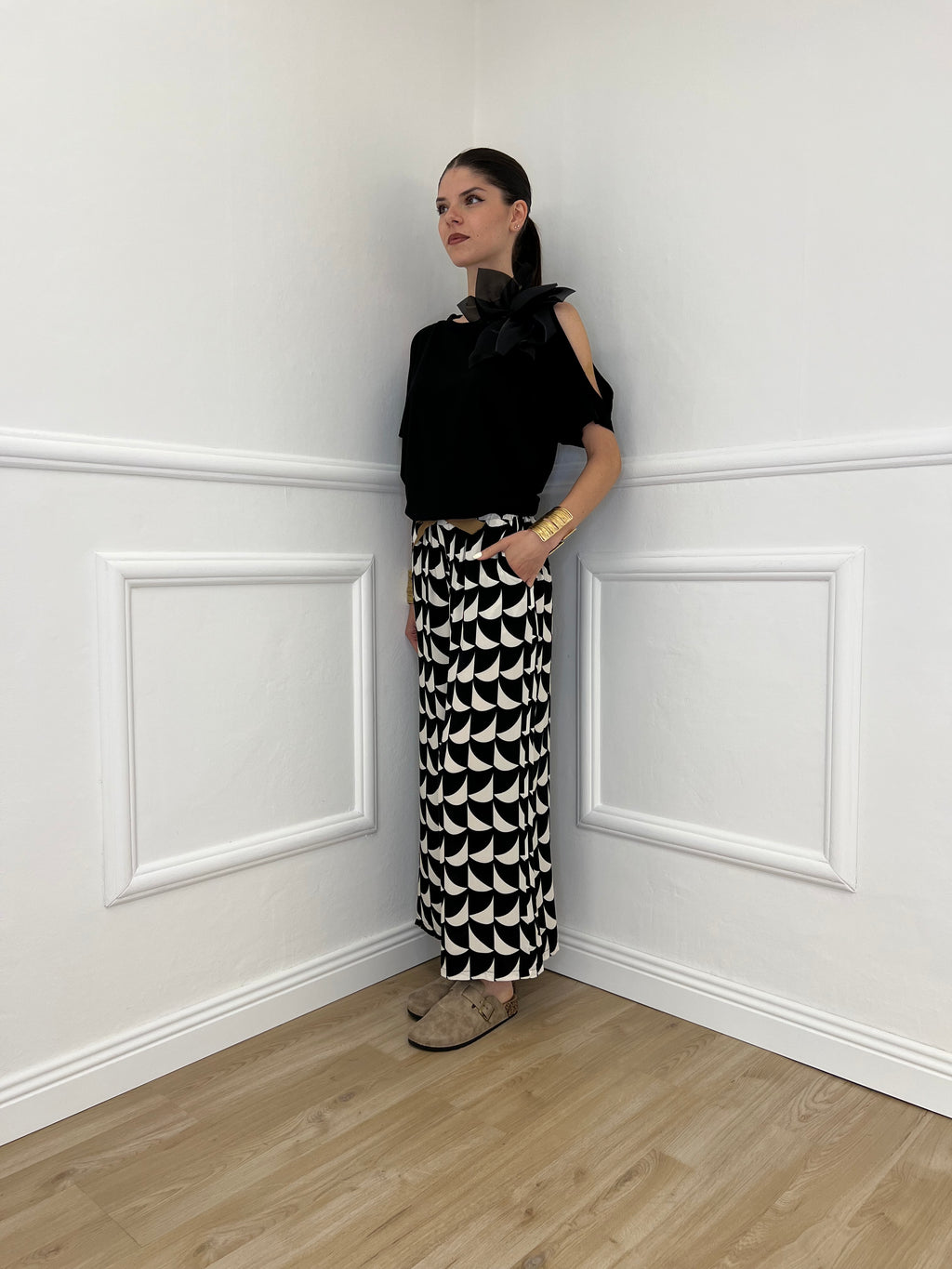 Maglia Cut Out Spilla Fiore 5688 Nero