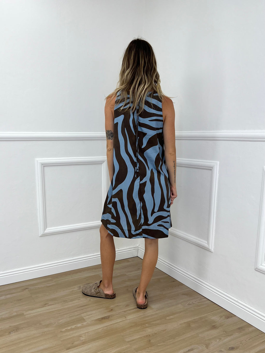 Abito Smanicato Fantasia 9533 Azzurro e Moro