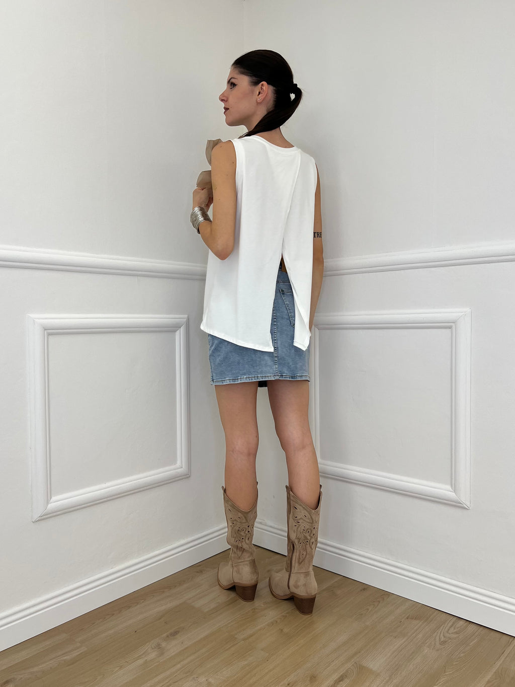 Maglia Smanicata Spilla Fiore 9688 Bianco