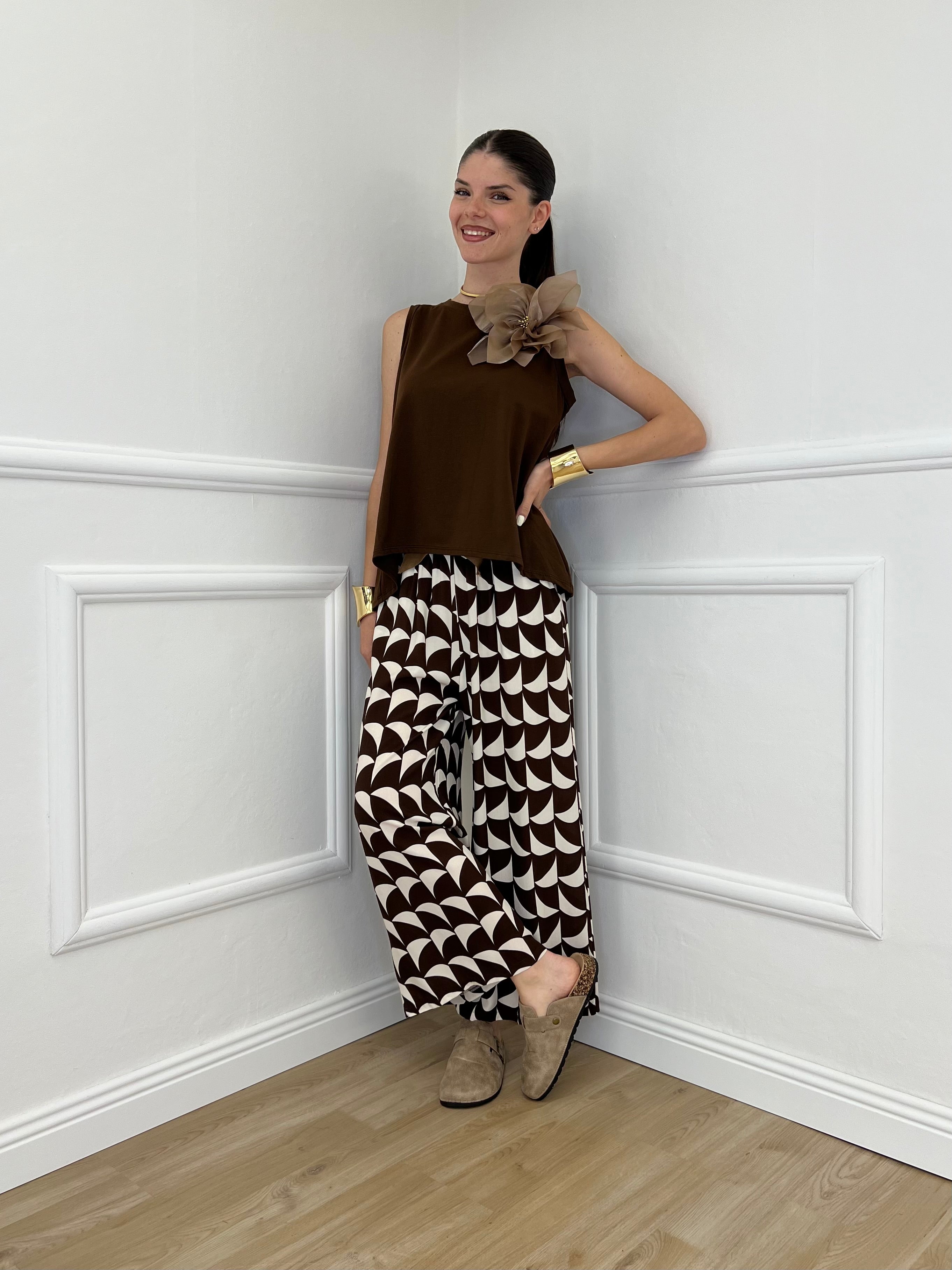 Maglia Smanicata Spilla Fiore 9688 Marrone
