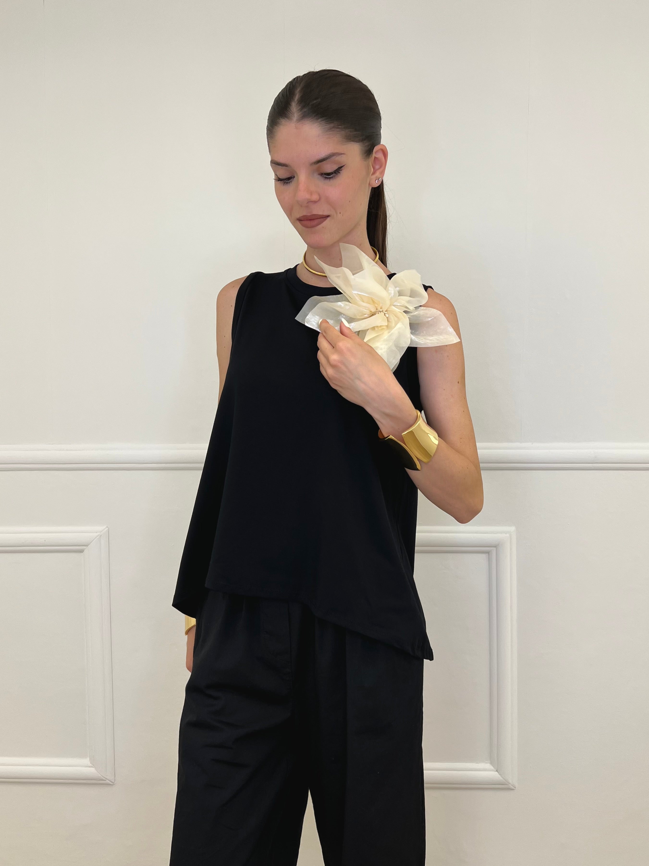 Maglia Smanicata Spilla Fiore 9688 Nero