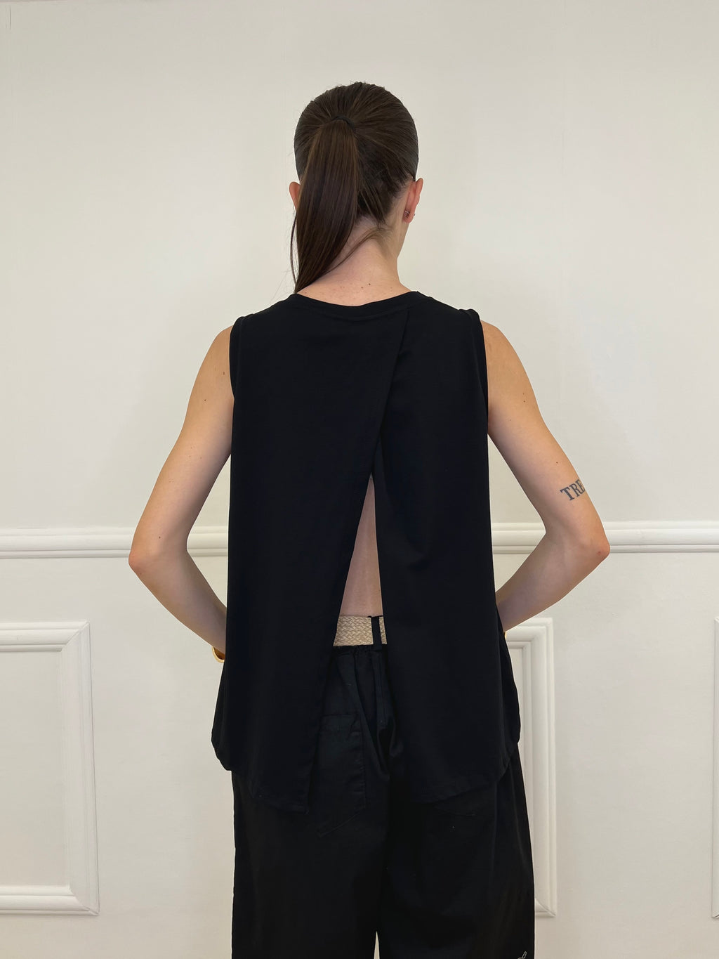 Maglia Smanicata Spilla Fiore 9688 Nero