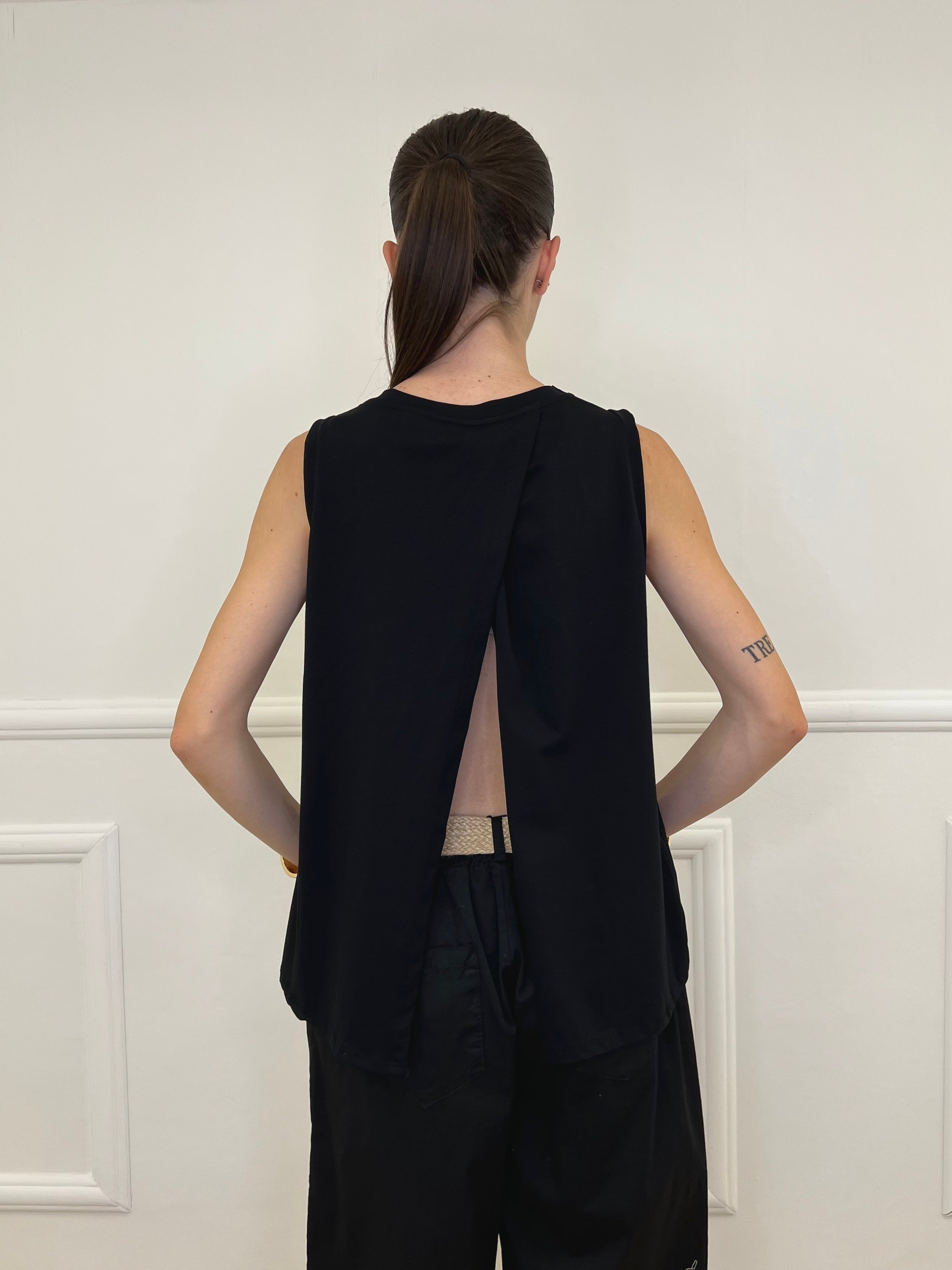 Maglia Smanicata Spilla Fiore 9688 Nero