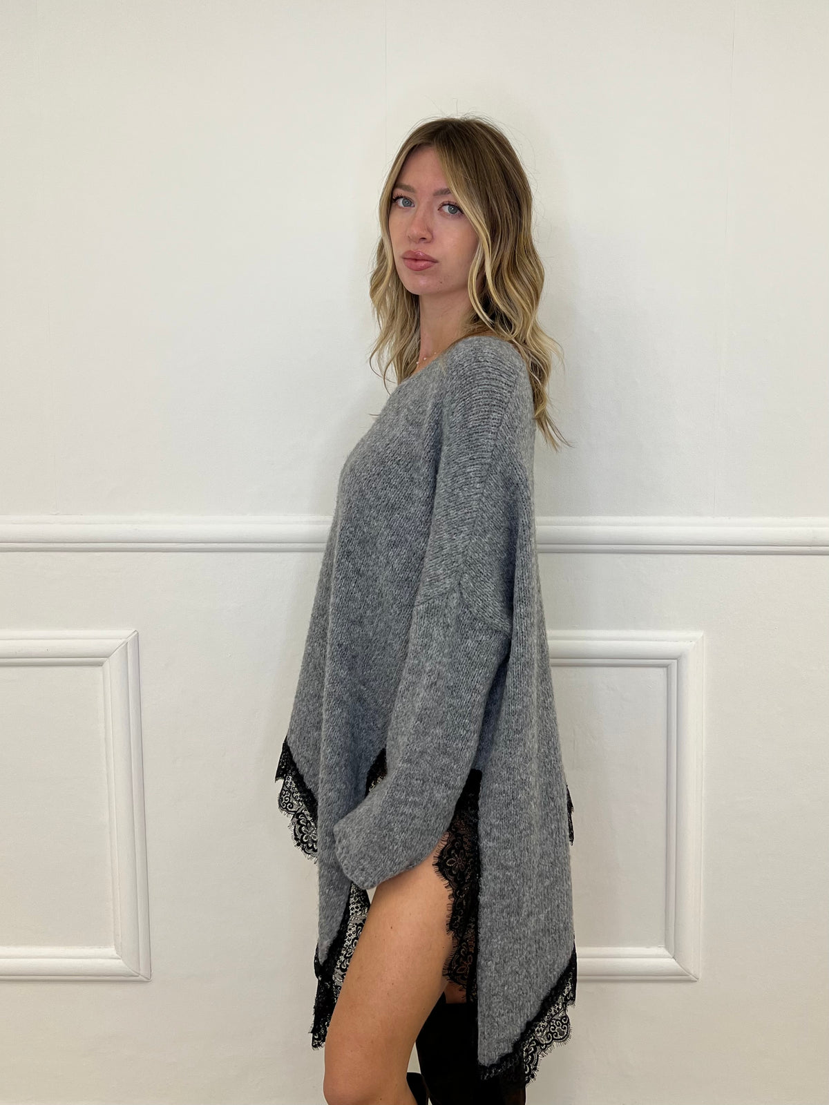 Maglia Lana Asimmetrica con Pizzo 25743 Grigio