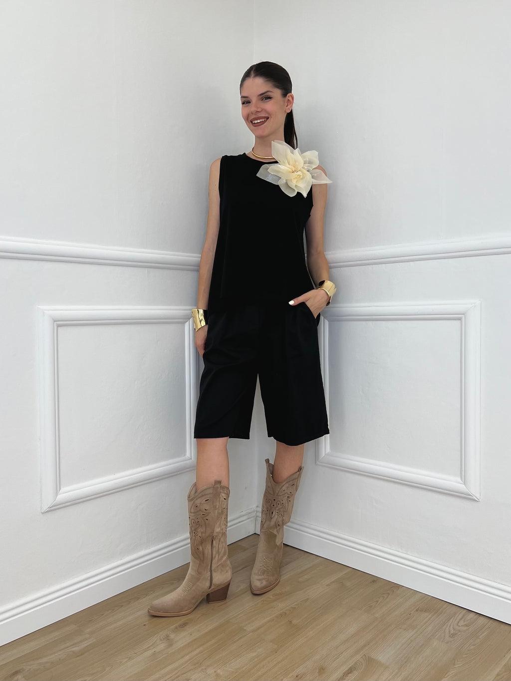 Maglia Smanicata Spilla Fiore 9688 Nero