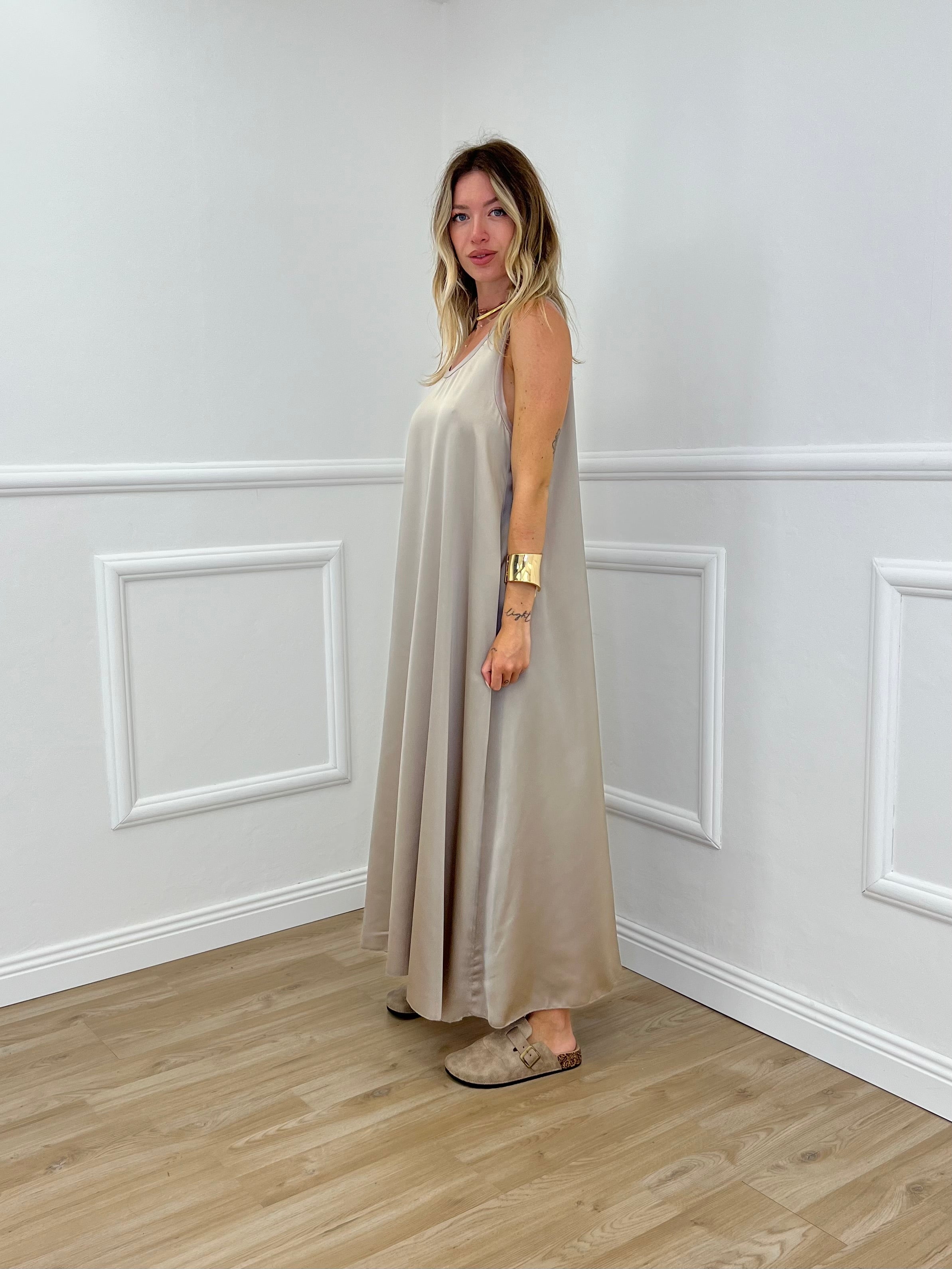 Abito Smanicato in Satin 23233 Champagne