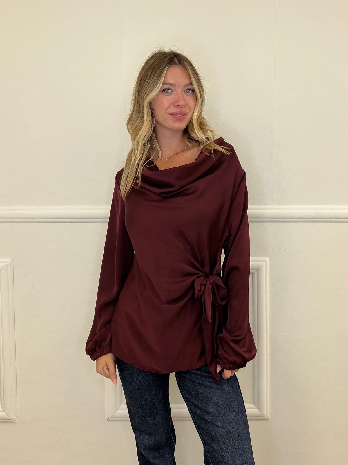 Blusa Satinata con Nodo e Drappeggio 20072 Bordeaux
