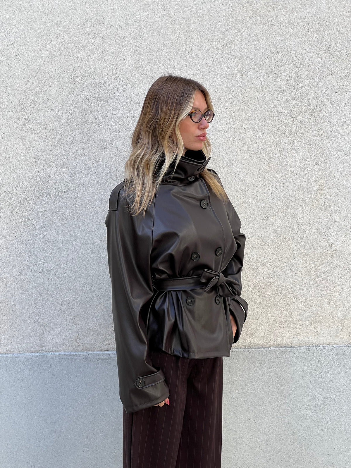 Trench Corto In Ecopelle 2610 Marrone