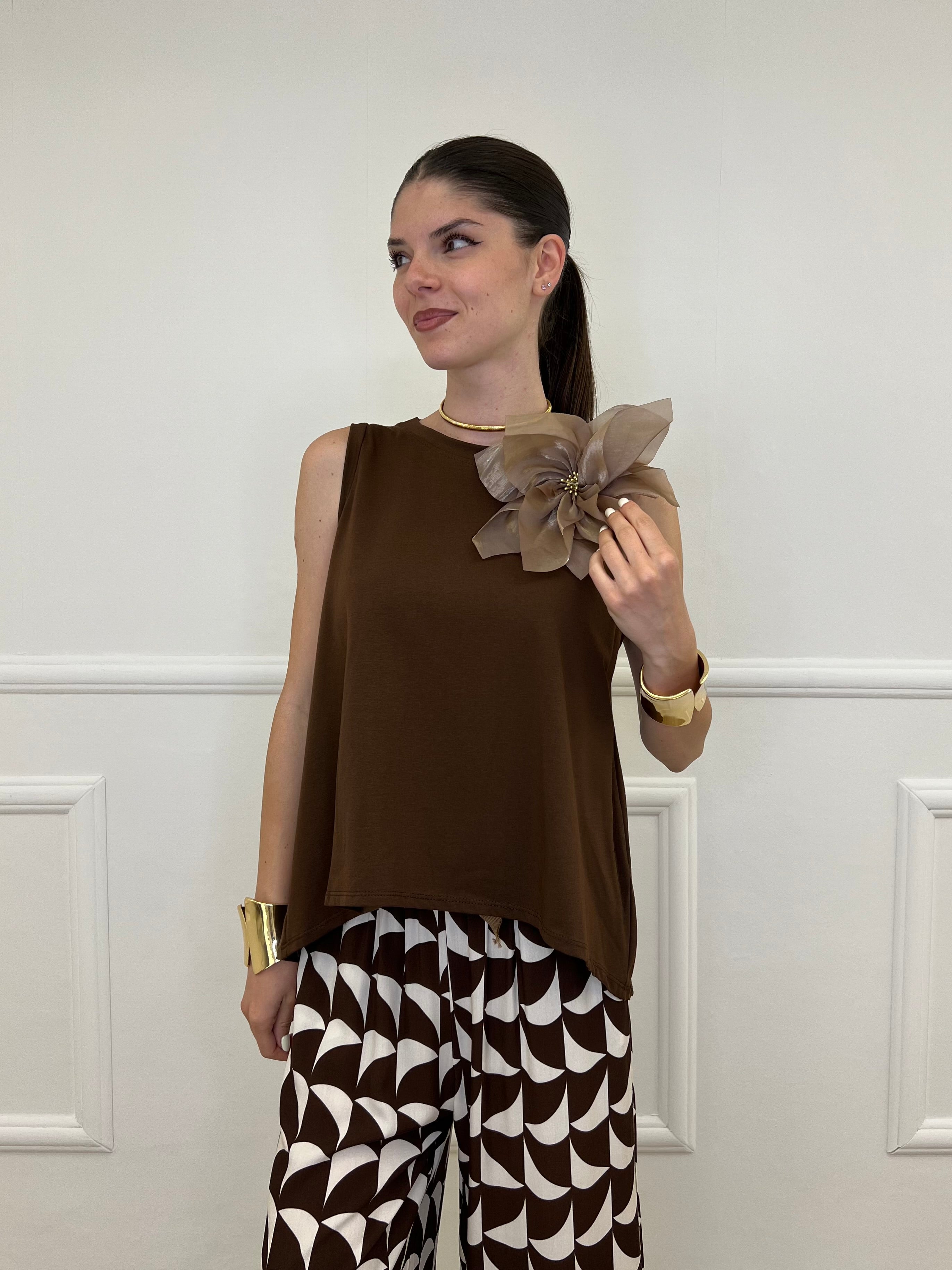 Maglia Smanicata Spilla Fiore 9688 Marrone