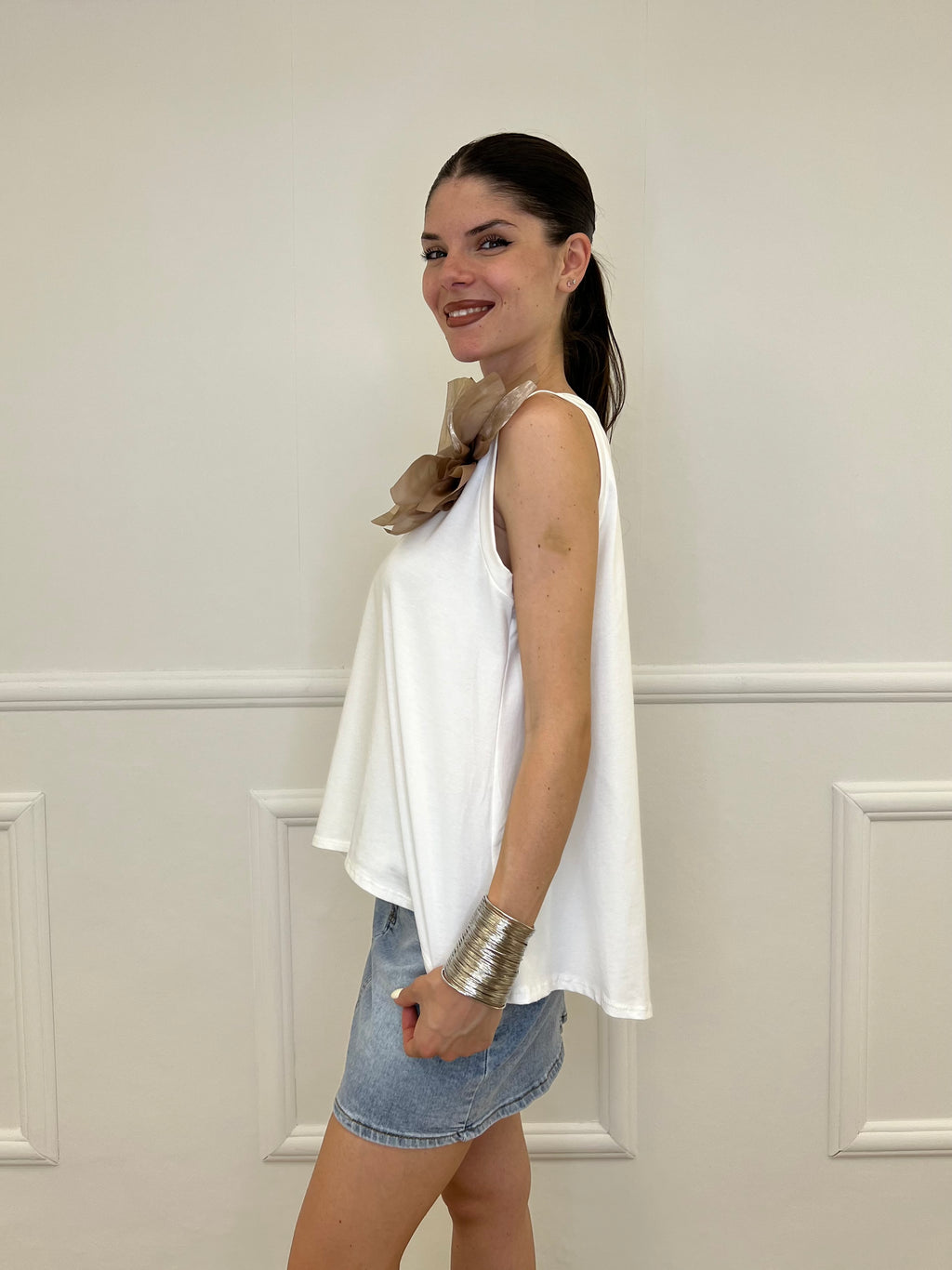 Maglia Smanicata Spilla Fiore 9688 Bianco