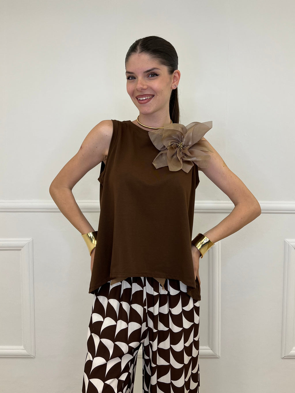 Maglia Smanicata Spilla Fiore 9688 Marrone