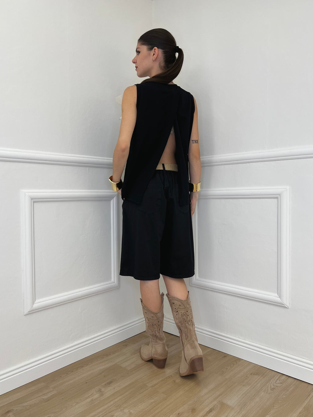Maglia Smanicata Spilla Fiore 9688 Nero