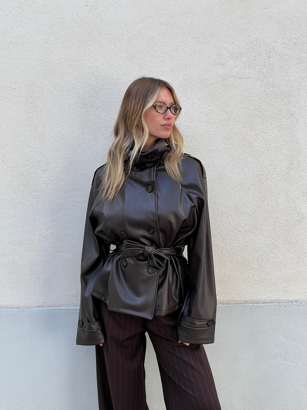 Trench Corto In Ecopelle 2610 Marrone