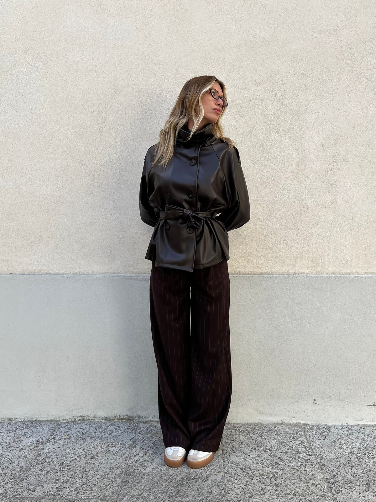 Trench Corto In Ecopelle 2610 Marrone
