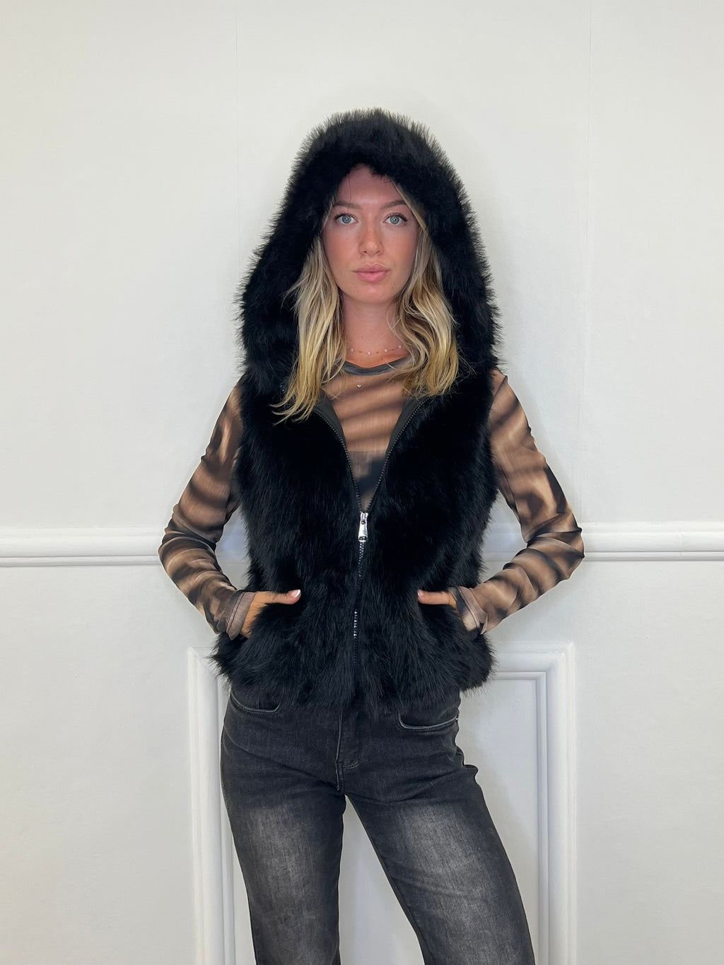 Pelliccia Smanicata Zip e Cappuccio 26003 Nero