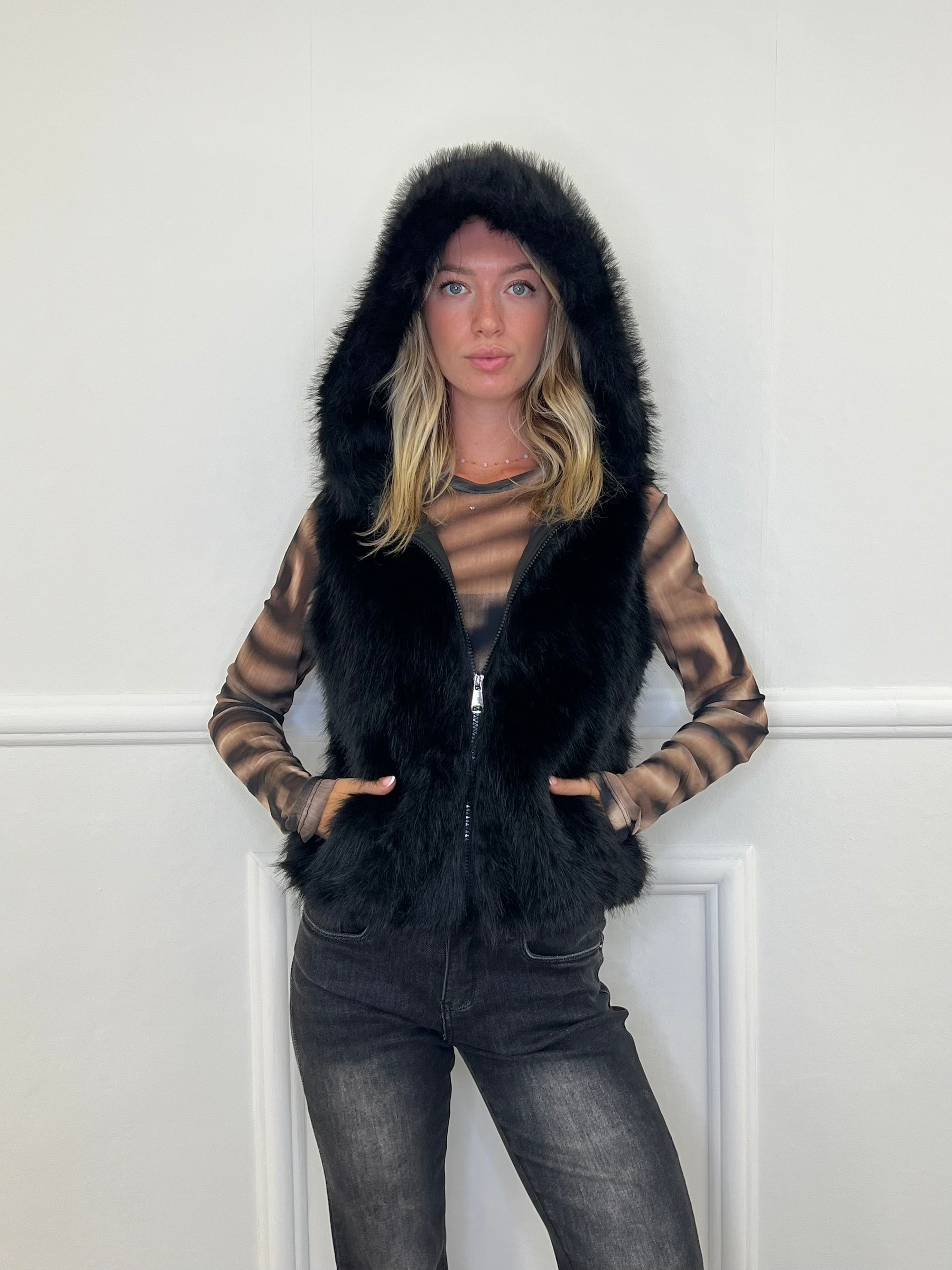 Pelliccia Smanicata Zip e Cappuccio 26003 Nero