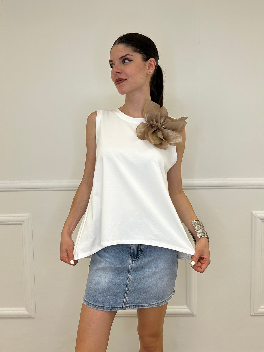 Maglia Smanicata Spilla Fiore 9688 Bianco